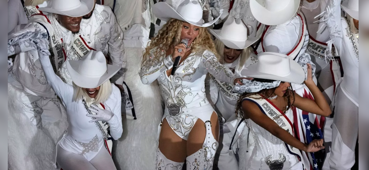 BEYONCE NOEL PERFORMANSIYLA BÜYÜLEDİ!