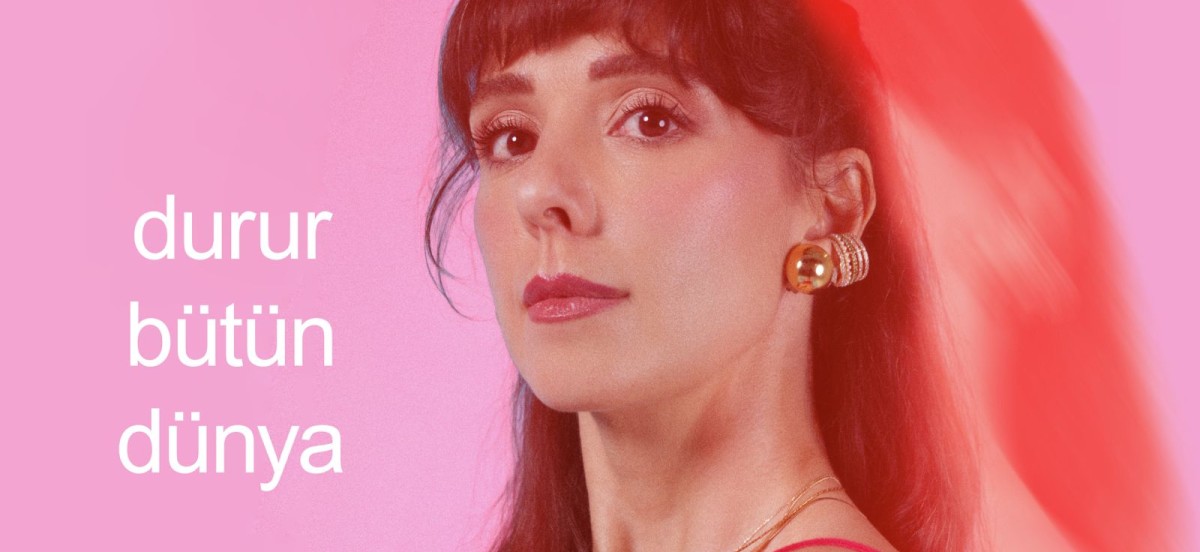 Aslı Demirer 2 Yıl Aradan Sonra Yeni Single'ı "Durur Bütün Dünya" İle Geri Dönüyor