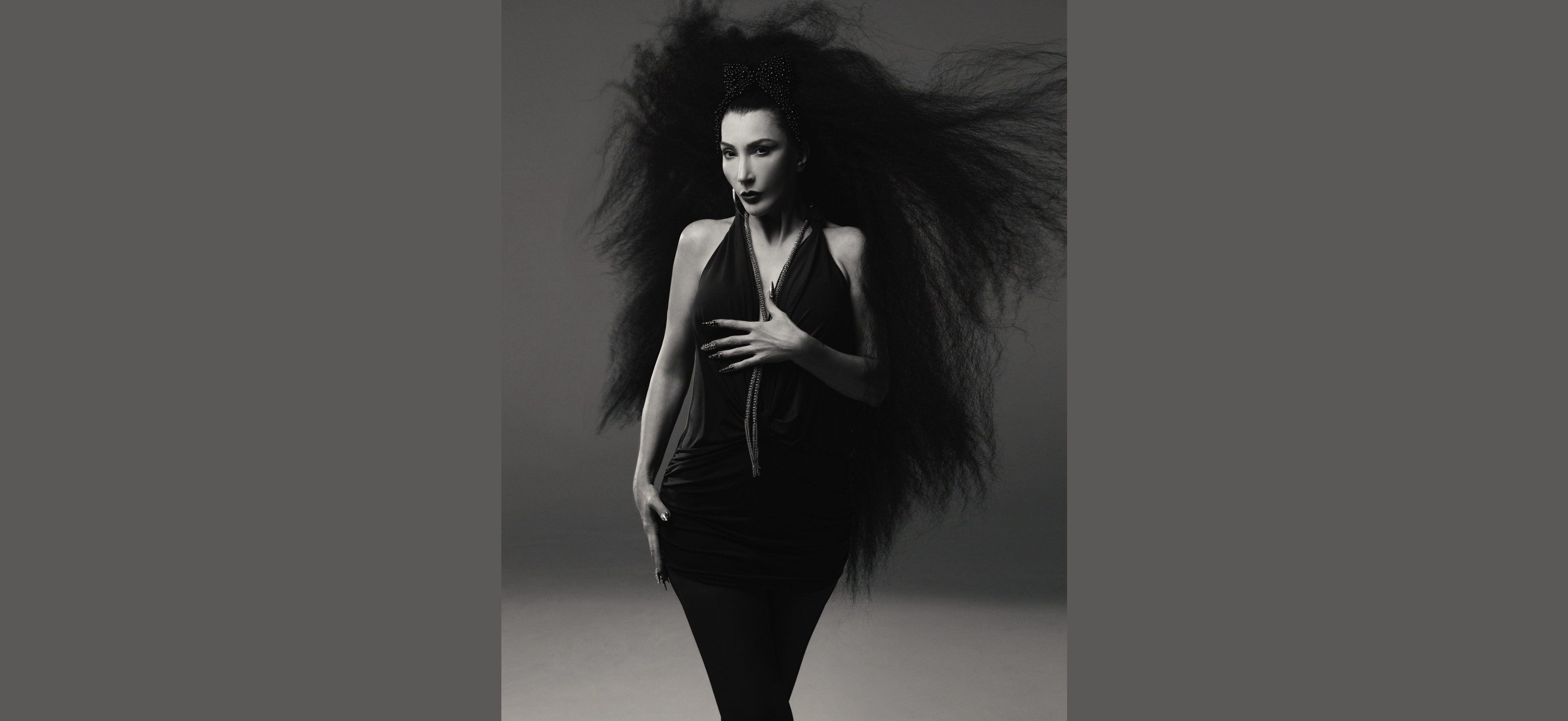 Hande Yener'den Dev Proje: "Hande Bizi Sezen'e Götür"